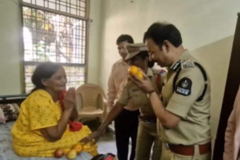 Sajjanar: సినీ నటి పావలా శ్యామలను పరామర్శించిన సజ్జనార్‌.. కొత్త సంవత్సర వేడుకలపై సీపీ పోస్ట్