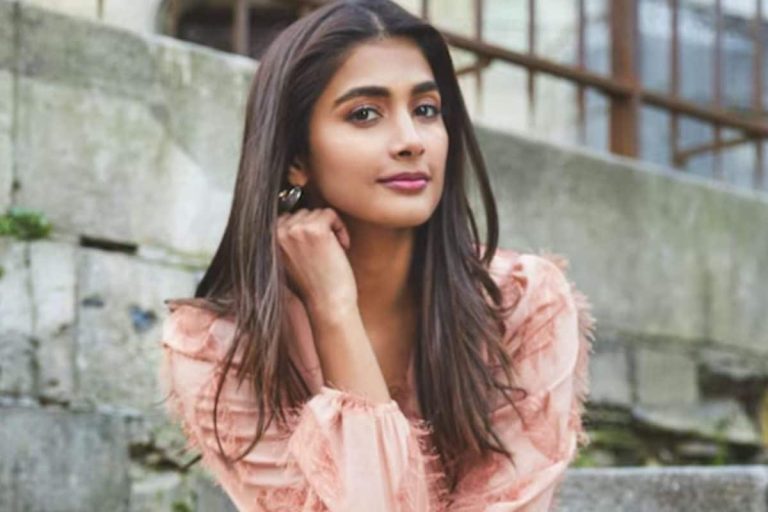 Pooja Hegde: స్టార్ హీరోను చెంప దెబ్బ కొట్టిన పూజా హెగ్డే.. అసలు కథ ఇదీ..!