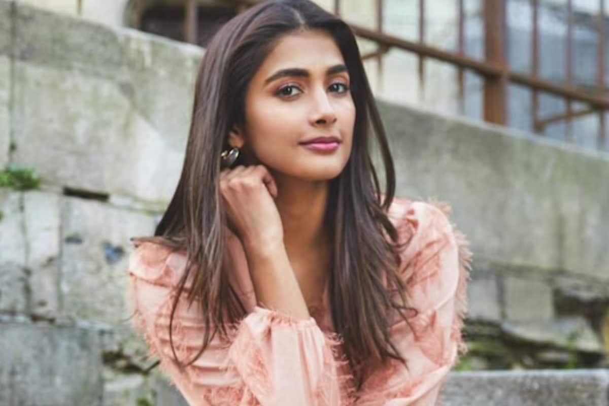 Pooja Hegde: స్టార్ హీరోను చెంప దెబ్బ కొట్టిన పూజా హెగ్డే.. అసలు కథ ఇదీ..!