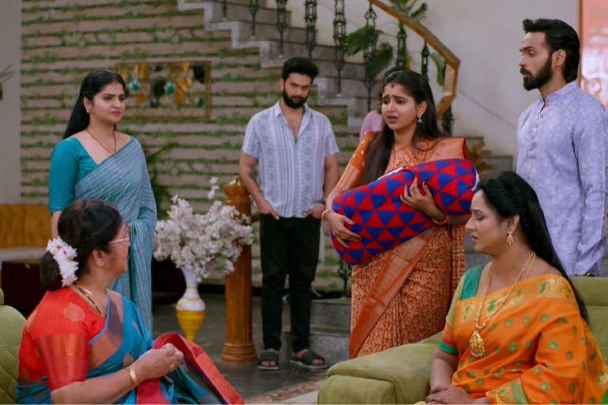 ‎Brahmamudi Serial Today January 23rd Episode: ఫేక్ డిఎన్ఏ రిపోర్ట్‌స్ తెచ్చిన రుద్రాణి.. దెబ్బకు పిచ్చిదైన కావ్య... ఈ సీరియల్ హీరోయిన్‌కు చచ్చేవరకు నరకం తప్పదు!