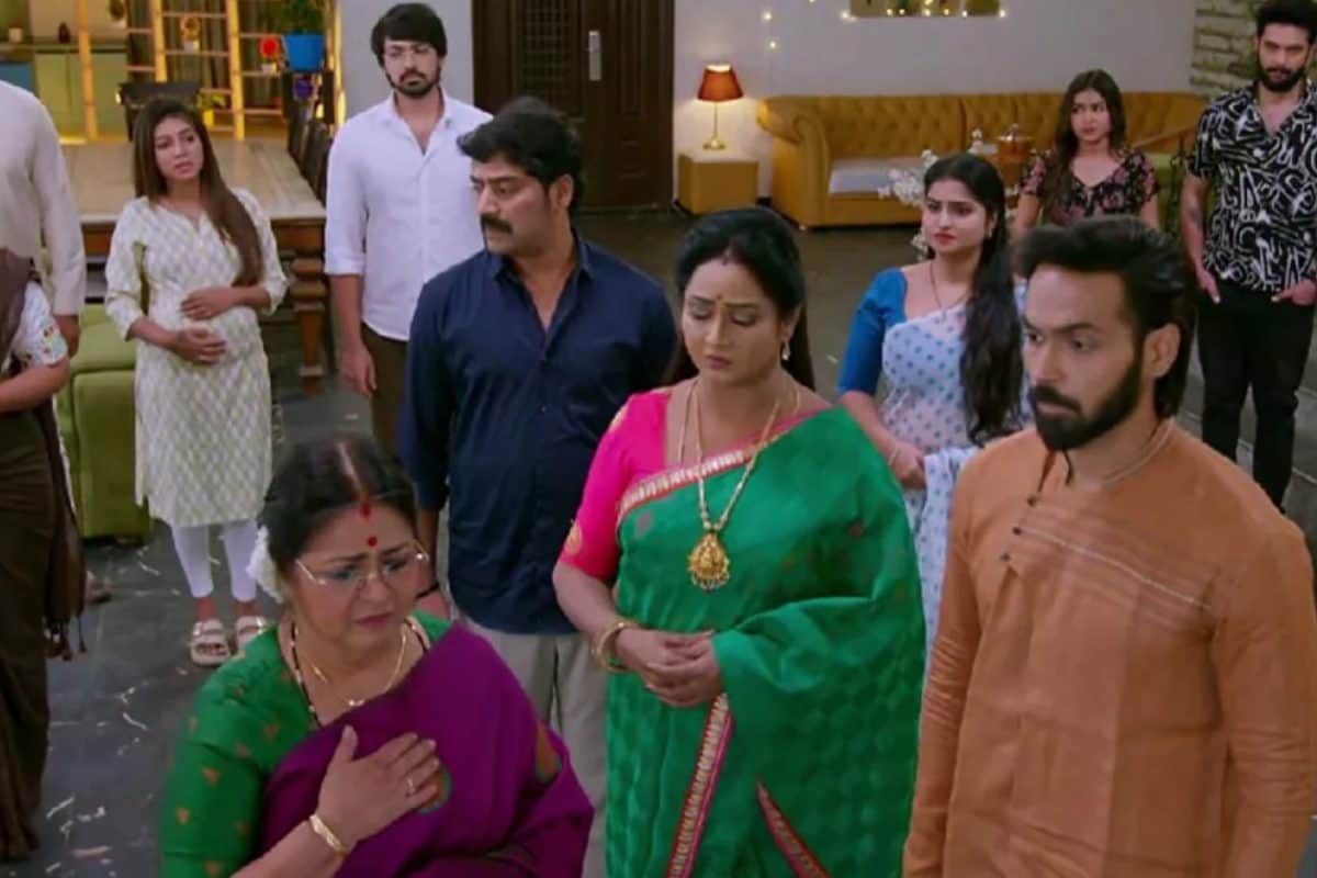 ‎Brahmamudi Serial Today January 26th Episode: పాప పరిస్థితి తెలిసి దుగ్గిరాల కుటుంబం షాక్.. మరో మాస్టర్ ప్లాన్ వేసిన రుద్రాణి.. పాపం నలిగిపోతున్న రాజ్!