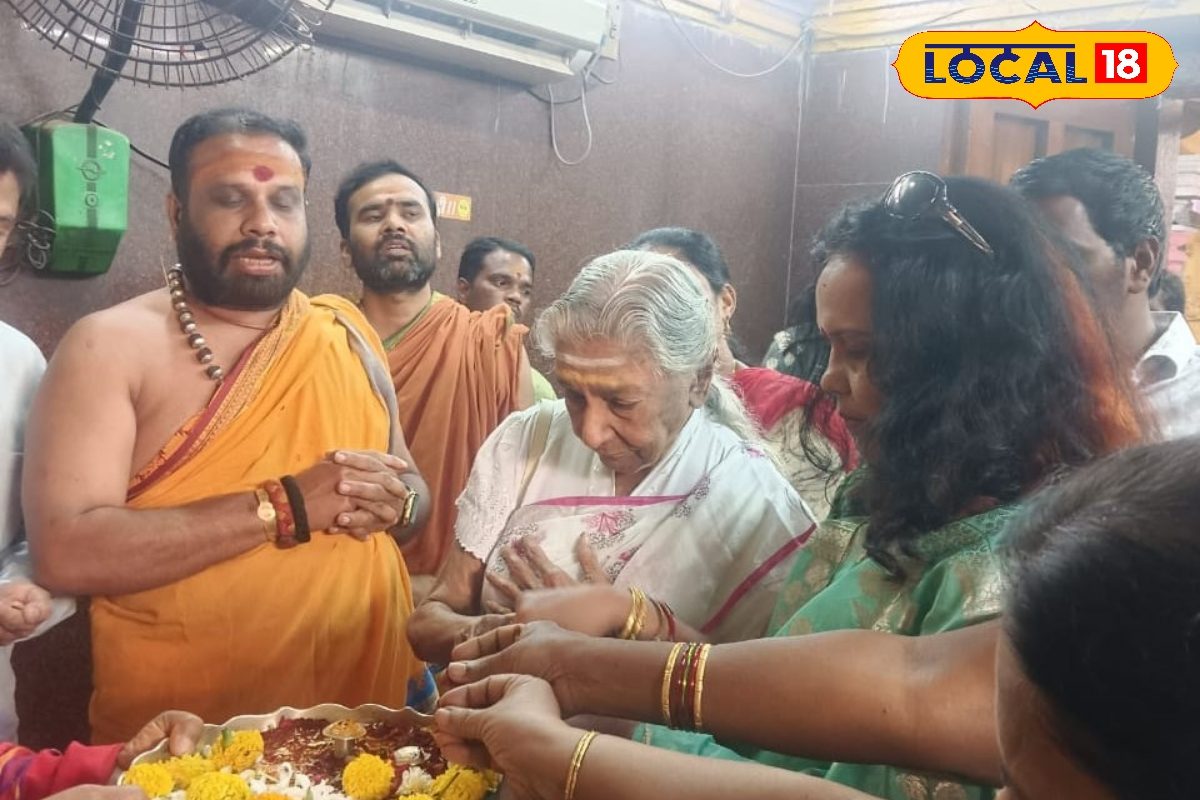 Singer S Janaki: చదువుల తల్లికి గాన కోకిల అర్చన.. అమ్మవారి చెంతన లెజెండ్రీ సింగర్