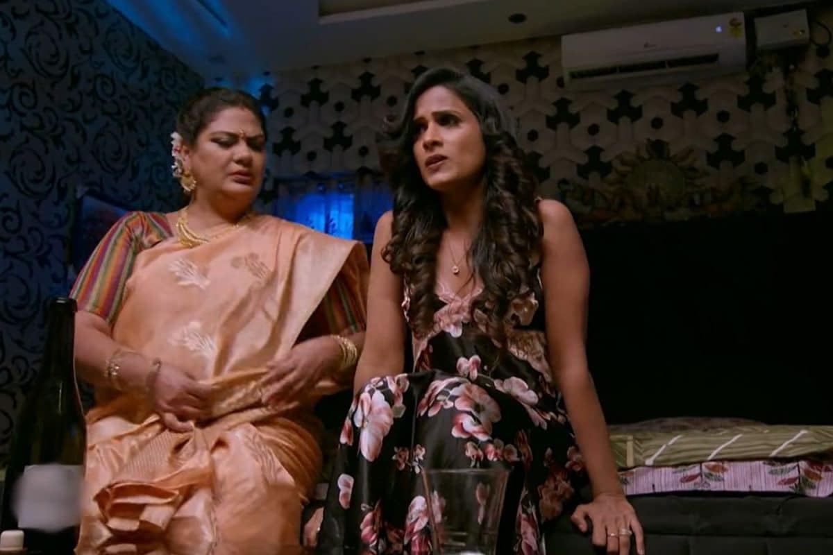 ‎Brahmamudi Serial Today March 30th Episode: రాజ్ రావడంతో భయంతో వణికిపోతున్న రేఖ.. ఐశ్వర్యను బ్లాక్ మెయిల్ చేస్తున్న రాకేష్!