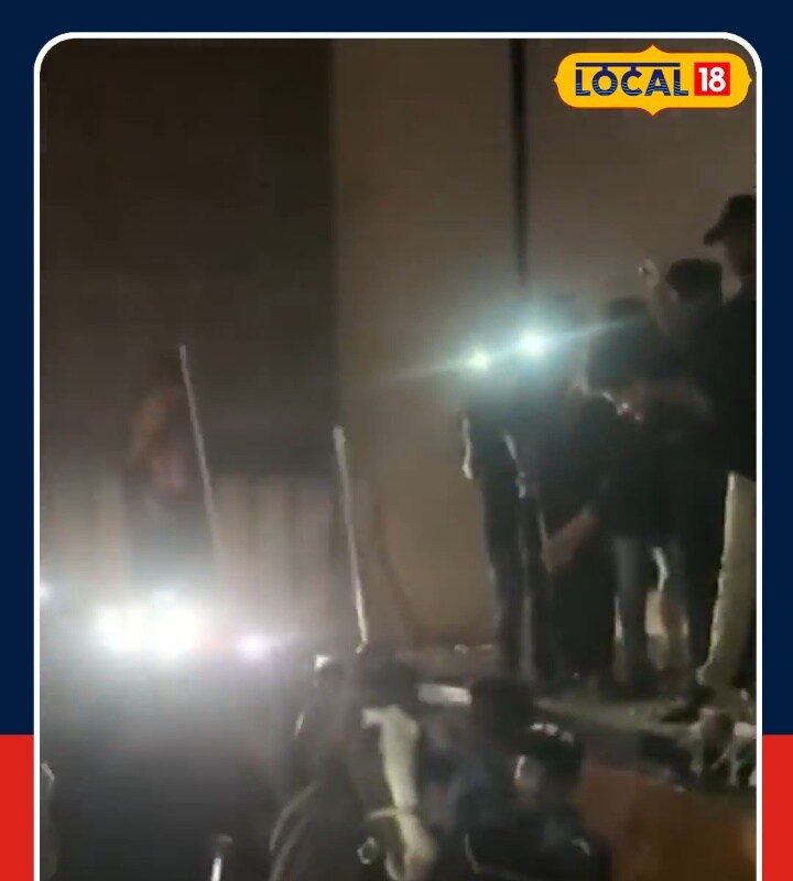 Allu Arjun Fans Hungama |  రేసుగుర్రం సినిమా థియేటర్లోకి గుర్రాలు | Race Gurram | #local18shorts