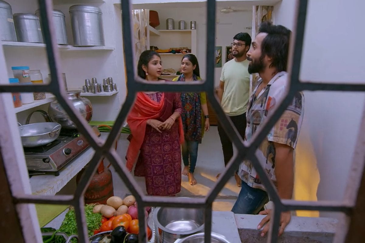 ‎Brahmamudi Serial Today April 25th Episode: రాజుని తండ్రి ముందు ఇరికించేసిన ఇందు.. లక్కీ చెంపలు పగలగొట్టిన హౌస్ ఓనర్!