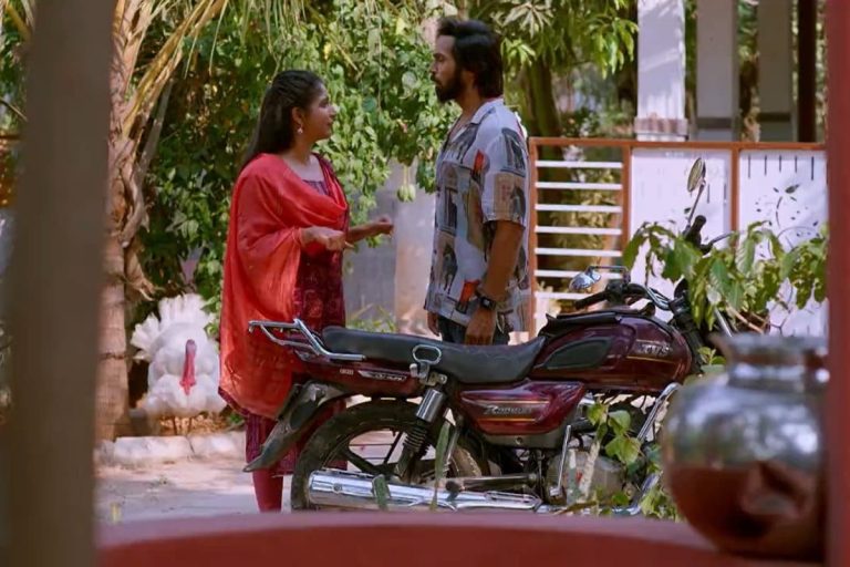 ‎Brahmamudi Serial Today April 24th Episode: రేఖకి డెడ్‌లైన్ పెట్టిన చక్రి.. రాజు పేరెంట్స్‌కు పెళ్లిరోజు జరిపిస్తానన్న ఇందు!