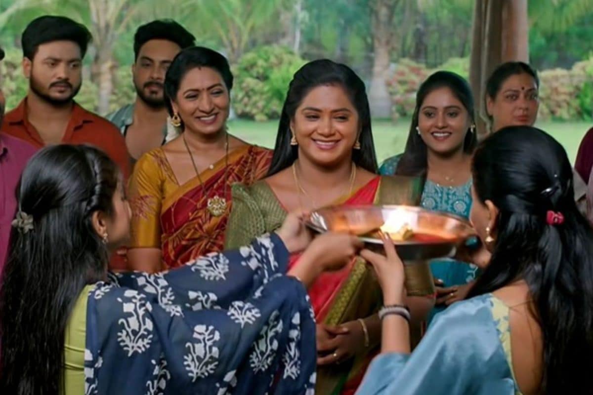 Illu Illalu Pillalu Serial April 24th Episode: చందుని నిజం చెప్పకుండా ఆపేసిన వేదవతి.. ఓవర్ యాక్షన్ చేసిన భాగ్యం, ఇడ్లి బాబాయ్!