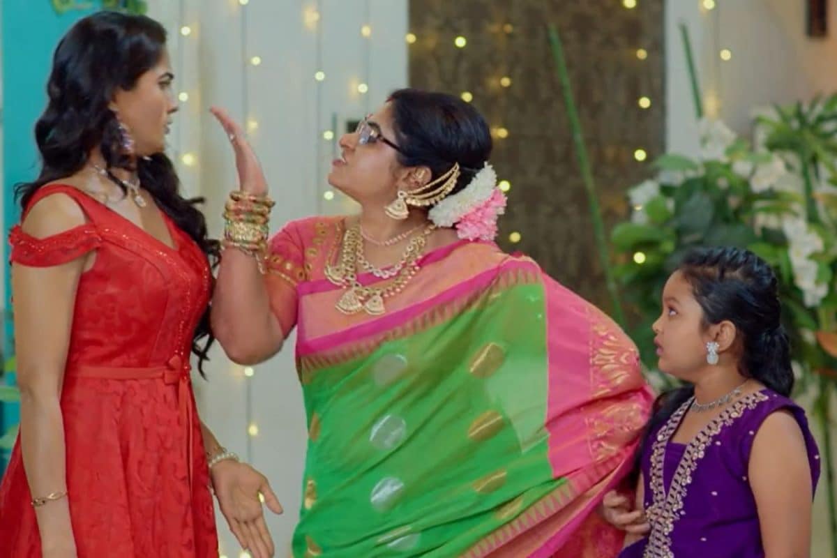 ‎Karthika Deepam Serial Today April 1st Episode: వంటలక్కకు షాకిచ్చిన పారిజాతం.. జ్యోత్స్న వల్ల కన్నీళ్లు పెట్టుకున్న సుమిత్ర!