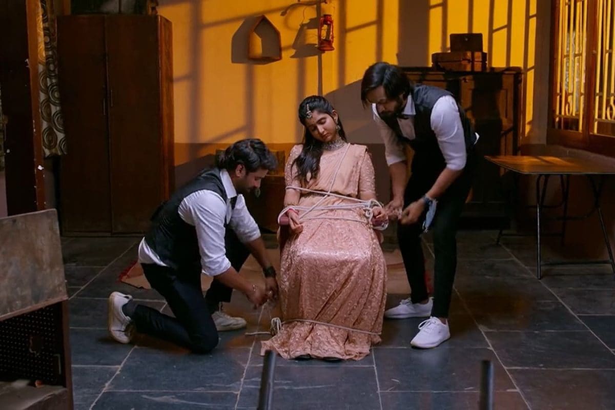 ‎Brahmamudi Serial Today April 11th Episode: ఇందుని కిడ్నాప్ చేసిన రాజు, లక్కీ.. పోలీస్ కంప్లైంట్ ఇచ్చిన రేఖ!