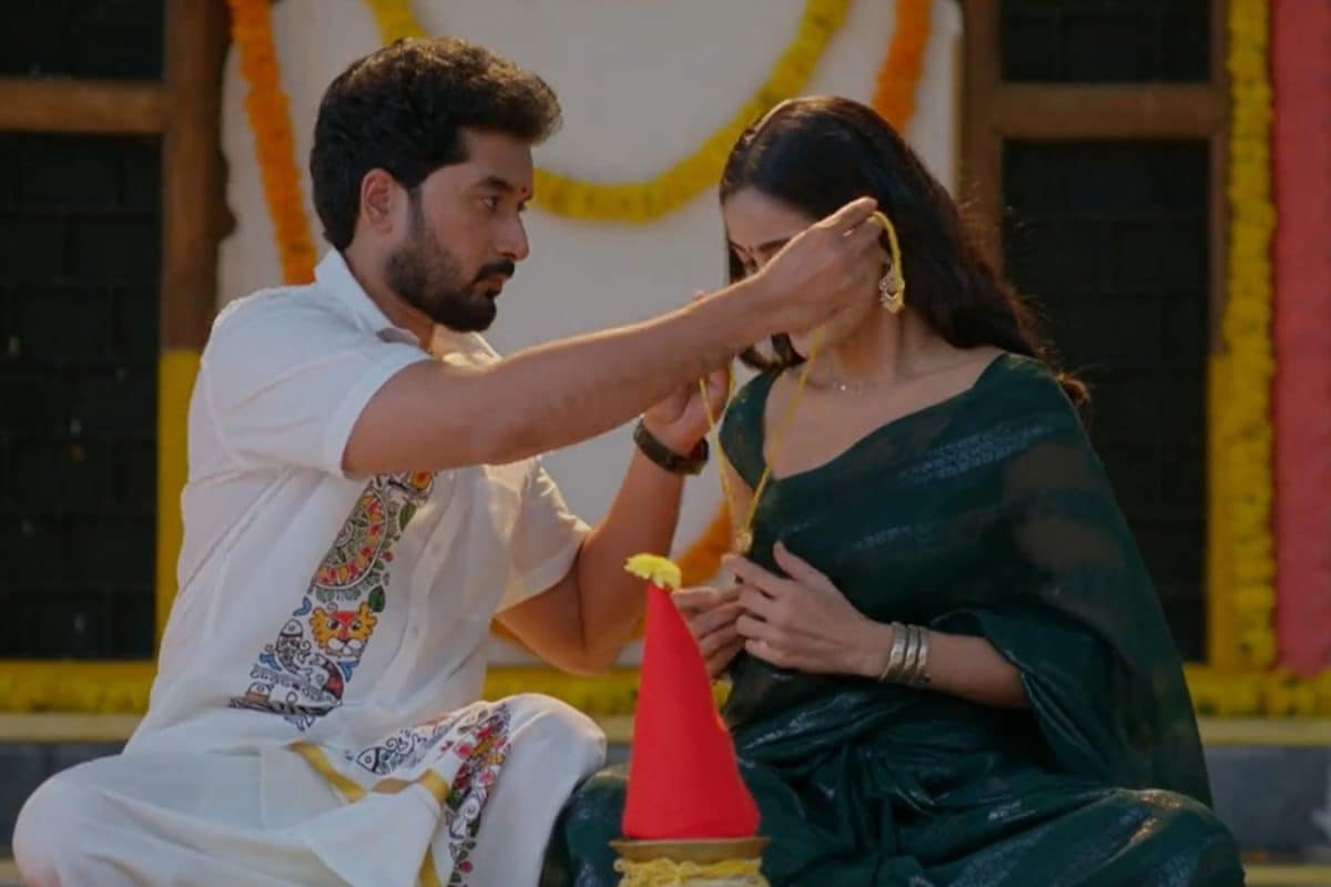 ‎Karthika Deepam Serial Today April 15th Episode: జ్యోత్స్న మెడలో తాళి కట్టిన కార్తీక్.. ఈ డైరెక్టర్ ఈ సీరియల్‌ను కూడా గబ్బు పట్టించేలా ఉన్నాడుగా!