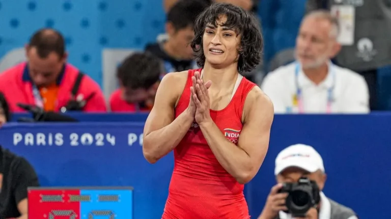 Vinesh Phogat: వినేష్ ఫోగట్ కు బిగ్ షాక్- నిషేధం వేటు, షోకాజ్ నోటీసు..!