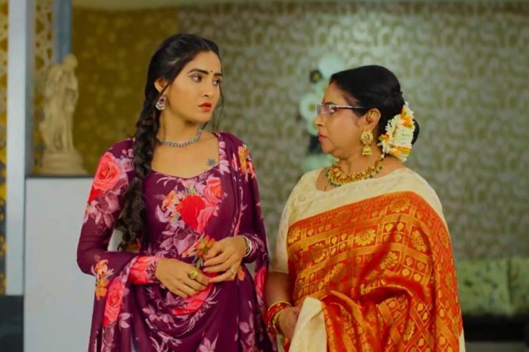 ‎Karthika Deepam Serial June 3rd Episode: అరే ఈ జ్యోత్స్న నిజంగా విలనేనా? కామెడియనా? బుర్రే లేదురా బాబు..