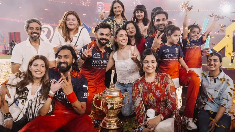 పిల్లాపాపలతో ఆర్సీబీ స్టార్ ప్లేయర్లు: ఫ్రేమ్ అద్దిరిపోలా